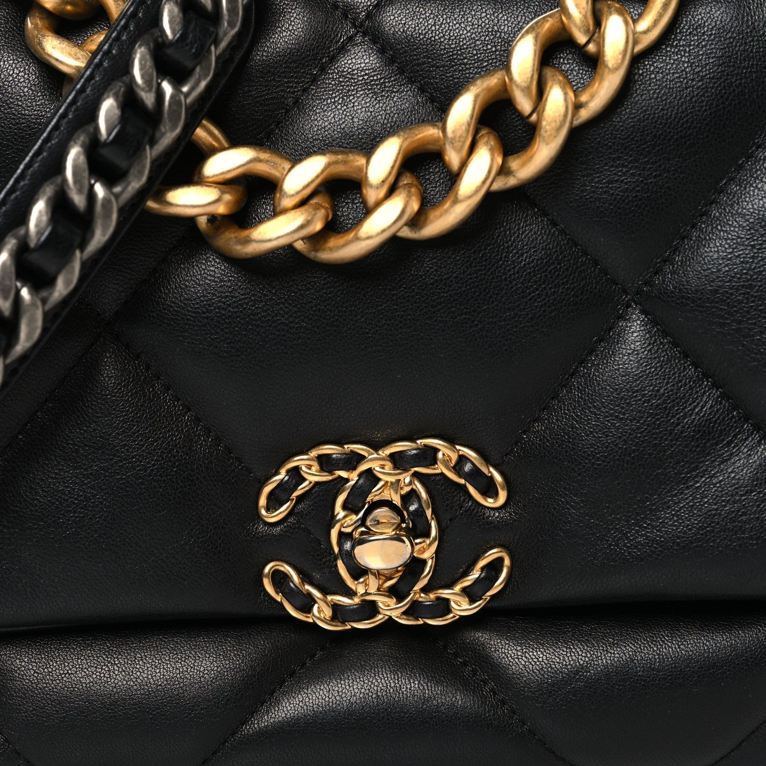Lambskin Quilted Large CHNL 19 Flap Black