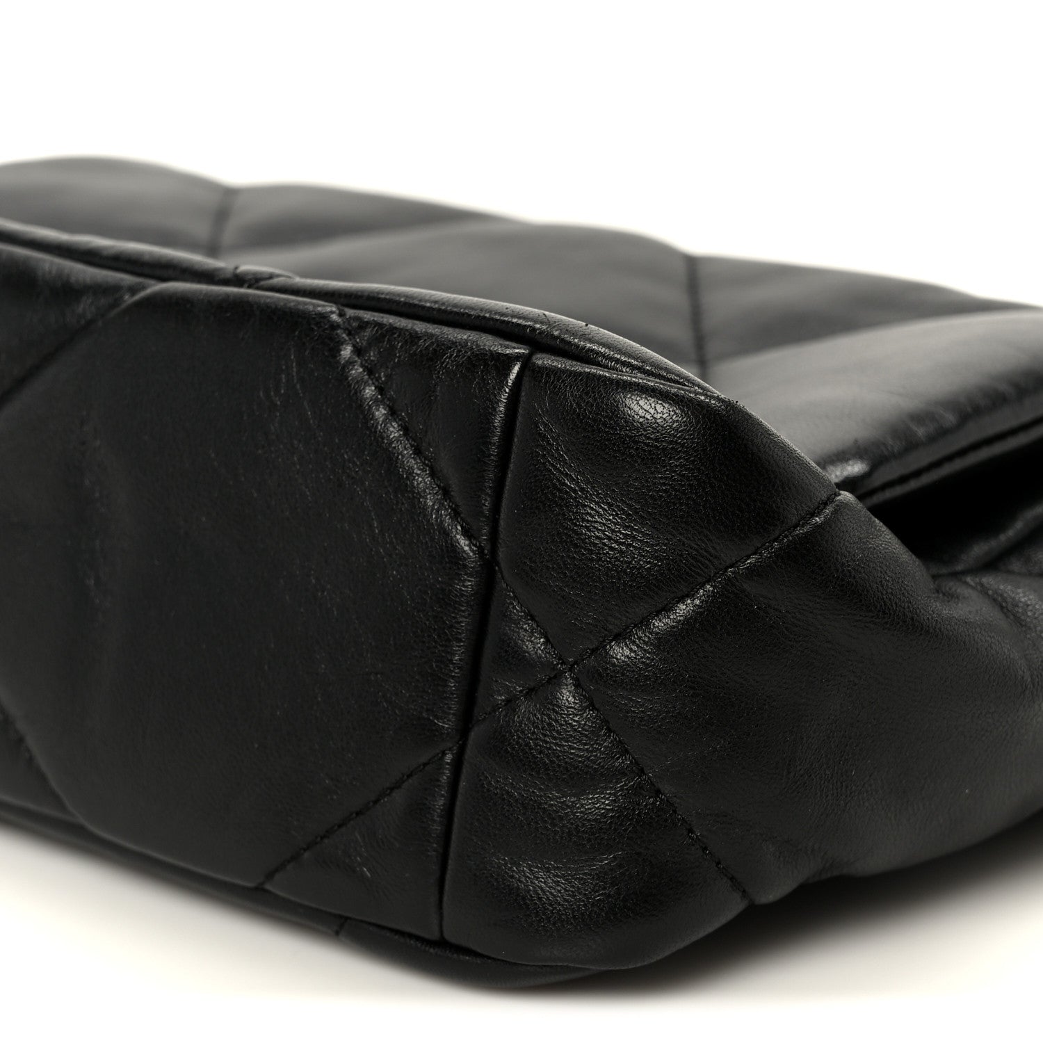 Lambskin Quilted Medium CHNL 19 Flap Black