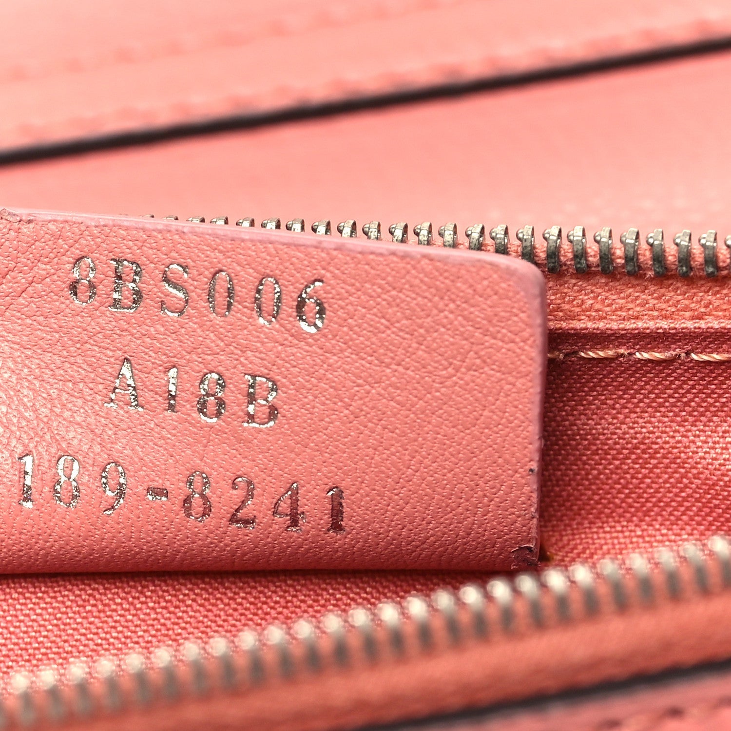 Vitello Cruise F is FNDI Medium Envelope Wallet on Chain Macaron