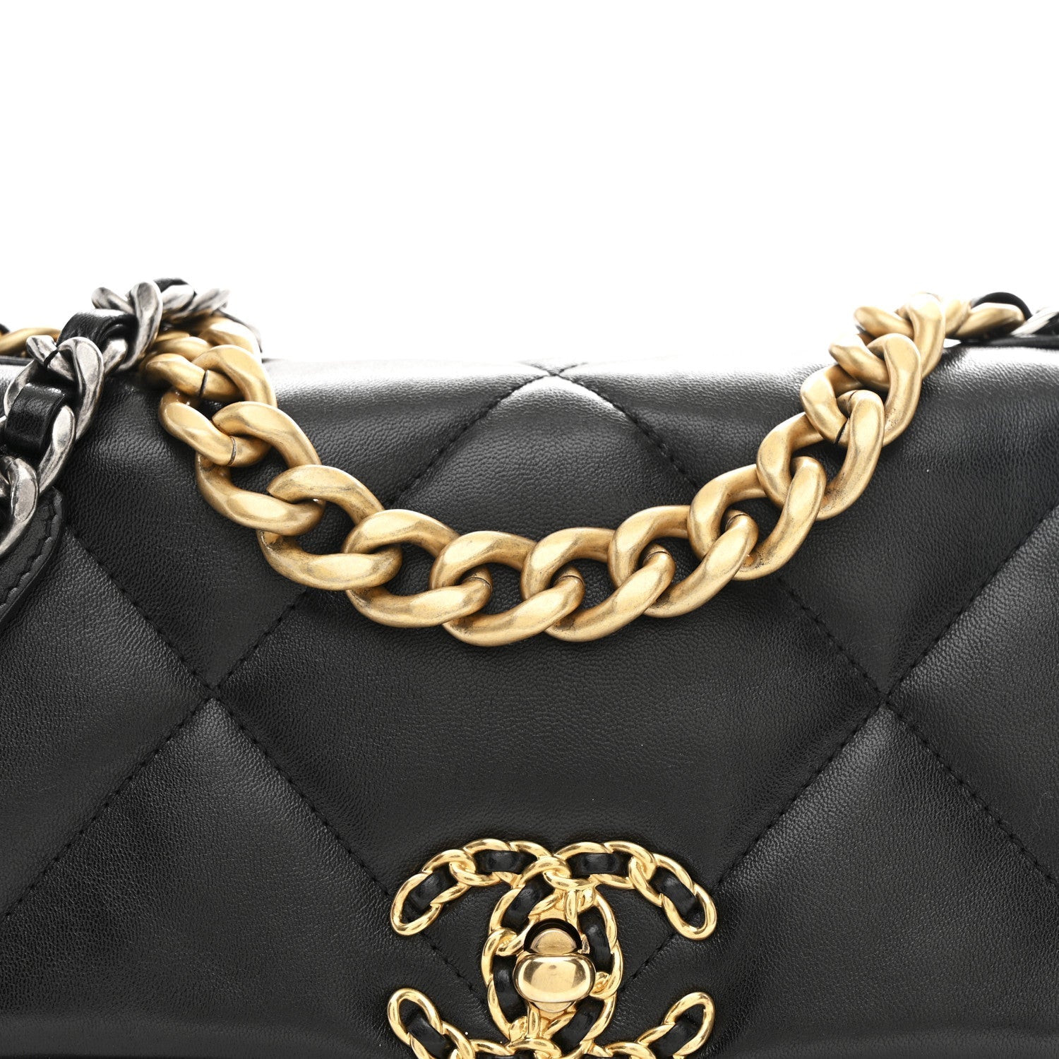 Lambskin Quilted Medium CHNL 19 Flap Black