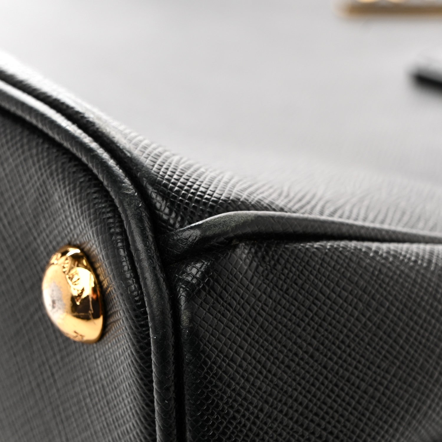 Saffiano Lux Medium Galleria Double Zip Tote Black